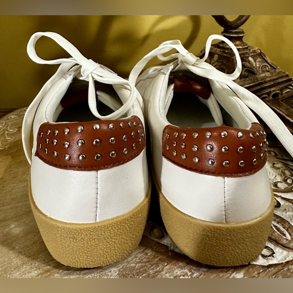 EUC Vince Camuto “Milzy” White Leather Sneakers w/Suede and Brown Accents Sz 7.5 - Picture 4 of 10